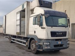 Motrice Man TGM con allestimento cassa isotermica con porte posteriori e laterali