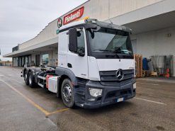 Autocarro Mercedes-Benz Actros 25.46 con allestimento dispositivo di scarramento con gancione