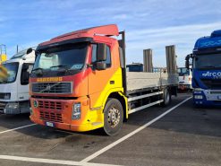 Motrice Volvo FM 300 con allestimento cassone fisso e sponde in alluminio