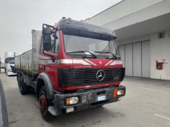 Autocarro Mercedes-Benz SK 1935 con allestimento cassone ribaltabile trilaterale